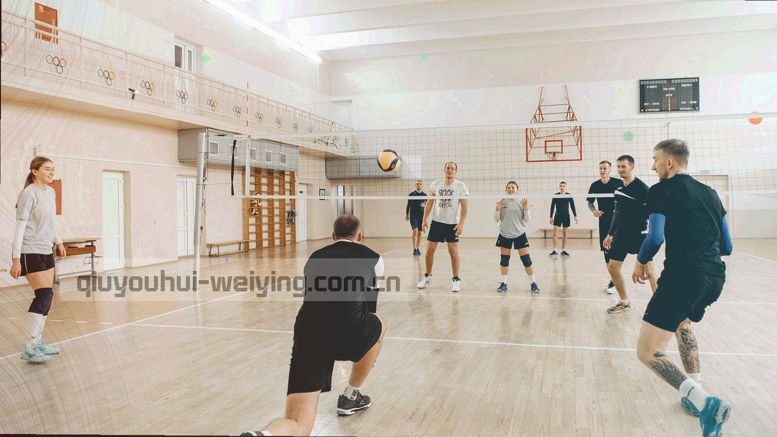 暗色牌桌俯视的几何网格与冷调光影，画面中无人物